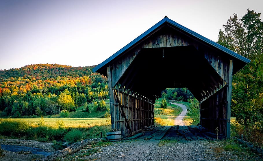 brown wooden tunnel house under gray sky during daytime, vermont HD wallpaper