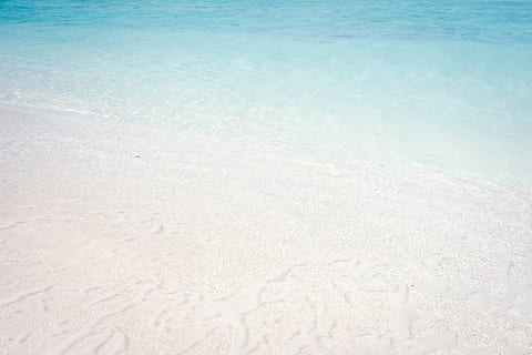 wave of water on sea shore, white sand beach during daytime, texture HD wallpaper