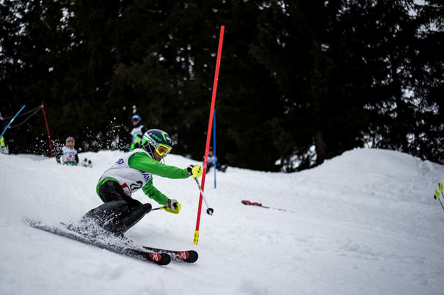 person skiing on snow field, man skiing holding ski pole, slalom, HD wallpaper