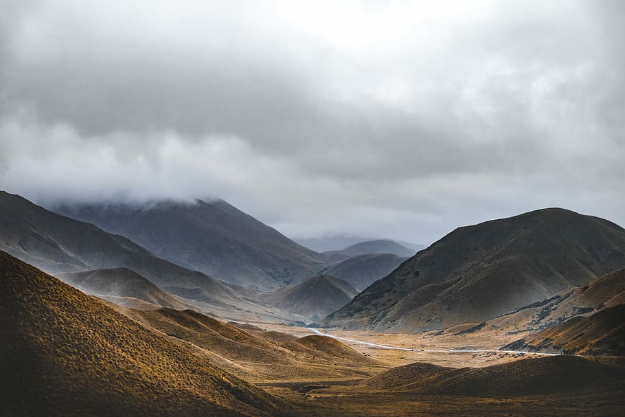 brown mountains under gray sky, landscape photo of mountain, mountain ridge HD wallpaper