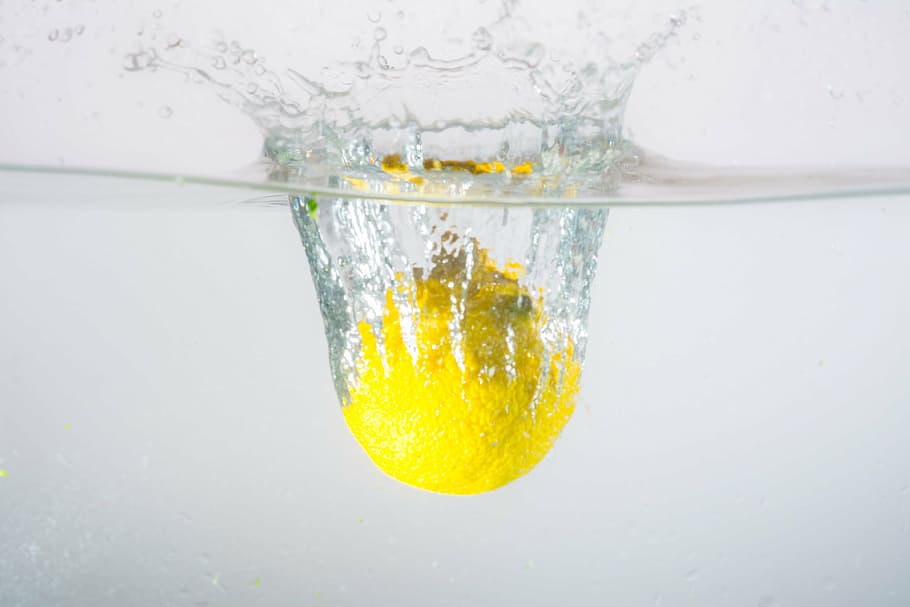 lemon in water, inject, spray, water splashes, spill over, drip HD wallpaper