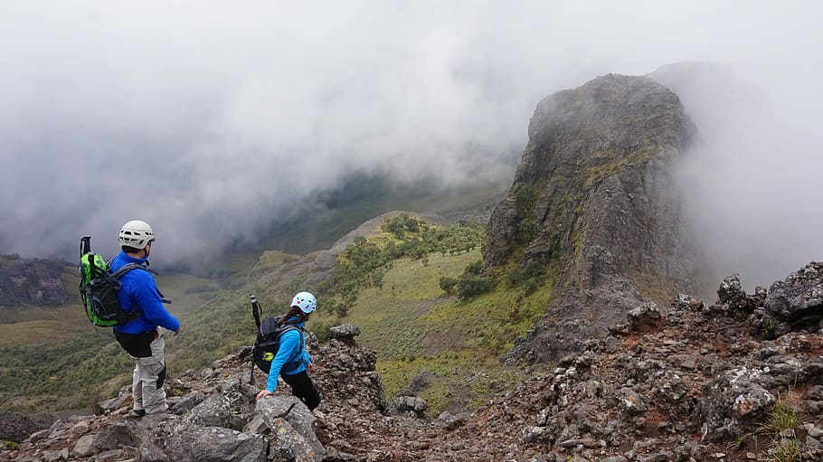 two person going down a rocky slope, ecuador, andes, rumiñahui