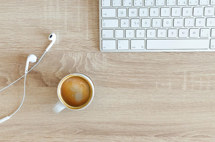 white ceramic coffee mug on brown wooden table, výpočetní, HD wallpaper