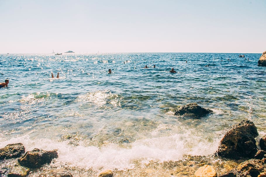 rippling body of water at daytime, beach, sand, rocks, shore HD wallpaper