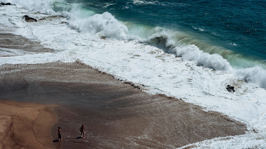 two person on seashore facing ocean waves, two people on beach HD wallpaper