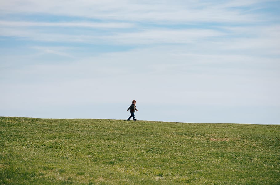 child walking on green grass field, person walking on green grass field photo HD wallpaper