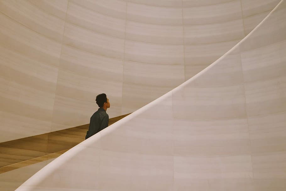 Minimalist Staircase, man walking on staircase, building, white HD wallpaper
