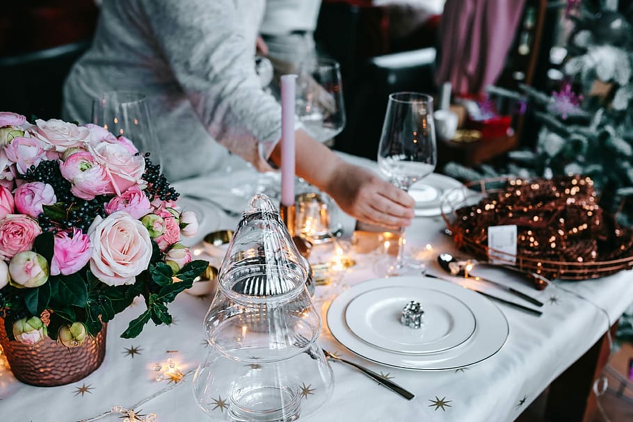 Hands Decorating Christmas Table, roses, red roses, holding hands HD wallpaper