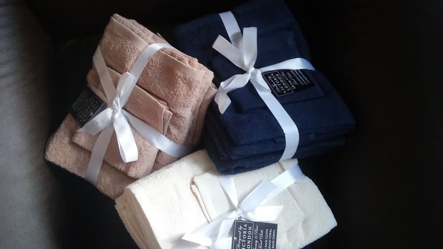 White Brown and Blue Textile, bath towels, bundle, ribbon - sewing item HD wallpaper