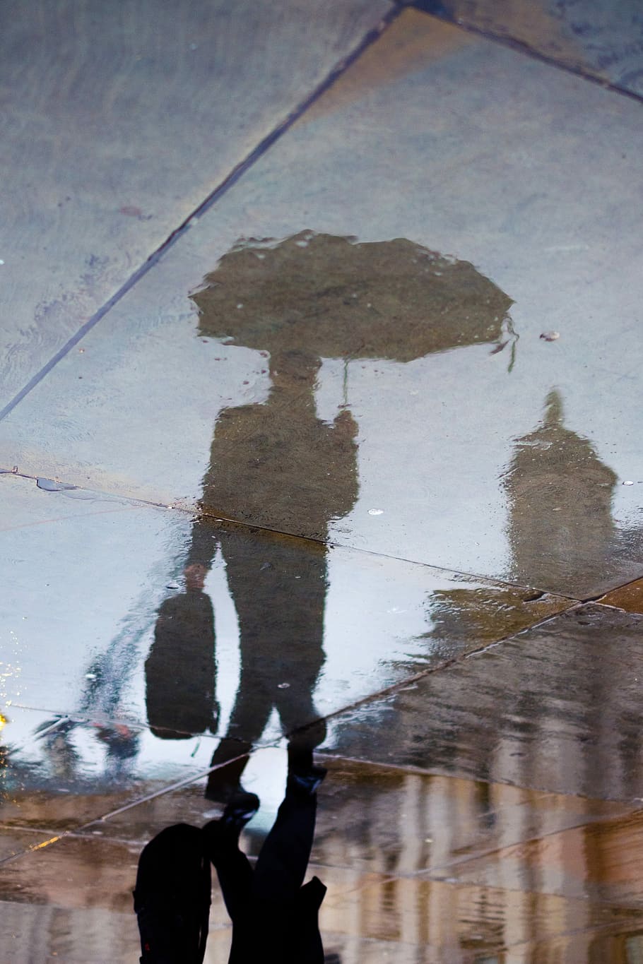reflection of person holding bag and umbrella, silhouette of man holding umbrella HD wallpaper