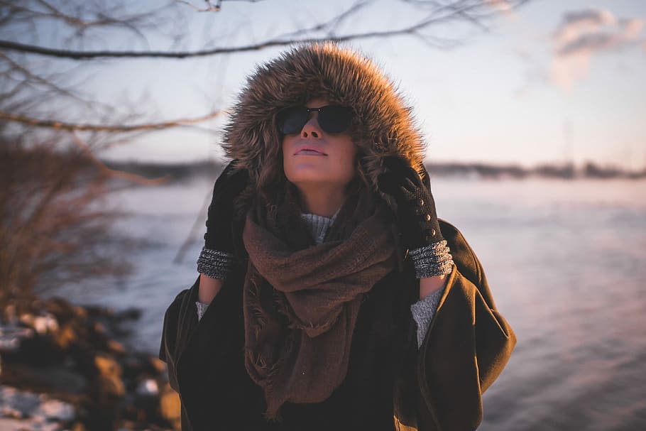 woman wearing fur hoodie near water, woman wearing black parka jeacket near body of water at daytime HD wallpaper