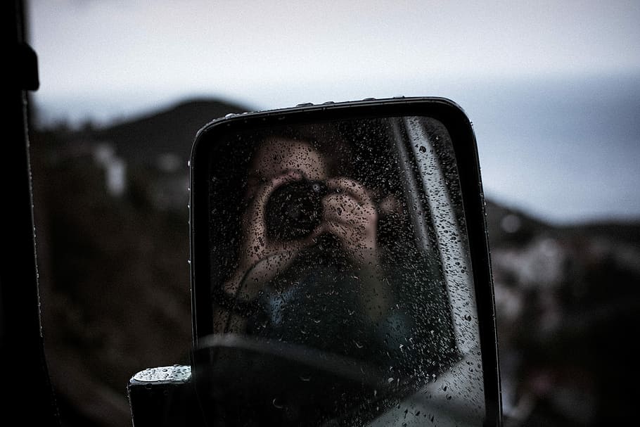 reflection of person using DSLR camera on vehicle side mirror, closeup photo of vehicle wing mirror HD wallpaper