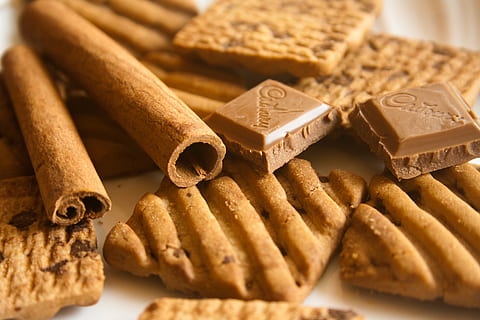 Cadbury chocolate bar with cookies, biscuits, crackers, snack HD wallpaper