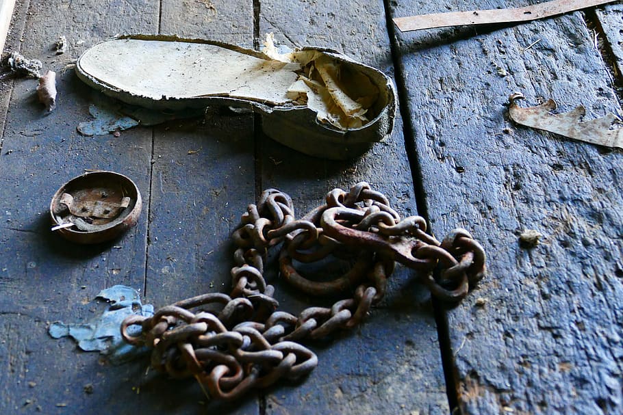sole, shoe, old, destroyed, chain, iron chain, metal, door HD wallpaper