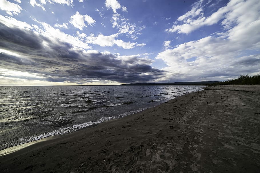 Sandy Shoreline with low clouds at Lesser Slave Lake, alberta HD wallpaper