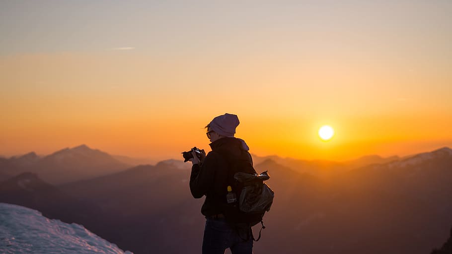 man holding DSLR camera, man holding DSLR camera during golden time HD wallpaper