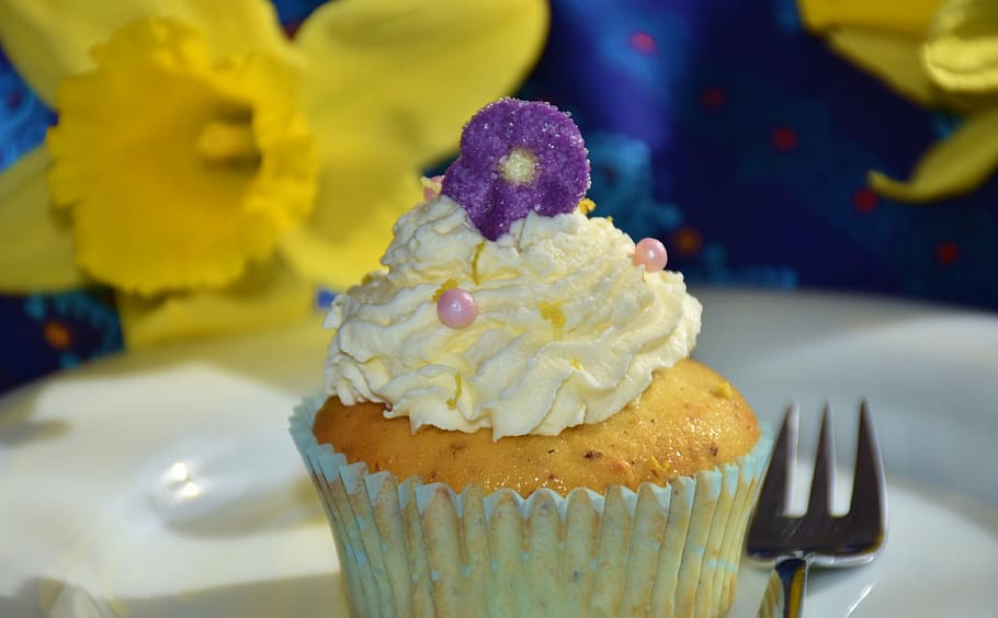cupcake and gray stainless steel fork, muffin, chick, sweet HD wallpaper