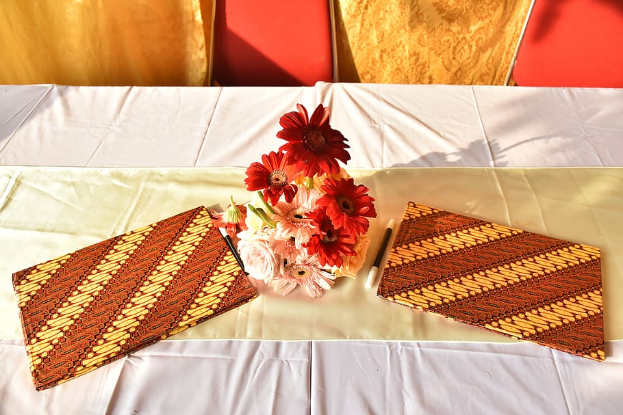 table, vase, flower, book, indoors, high angle view, red, freshness HD wallpaper