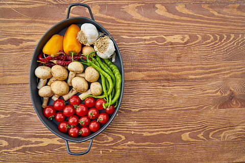 tomatoes, mushroom, chili pepper, garlic, and bell pepper in black cooking pan HD wallpaper