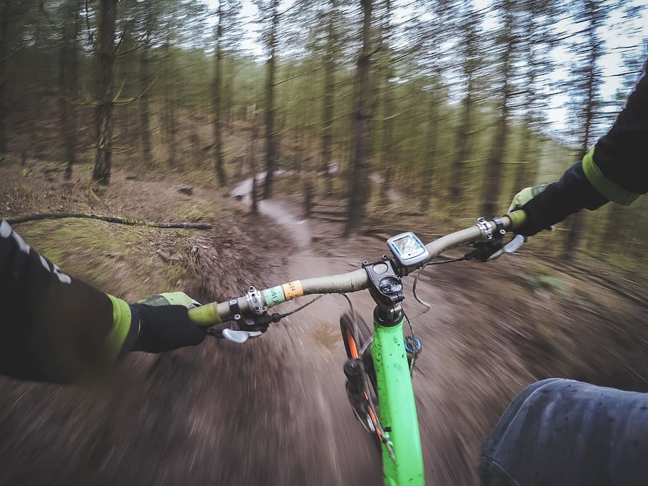 green mountain bicycle passing in the forest, mountain biking, HD wallpaper