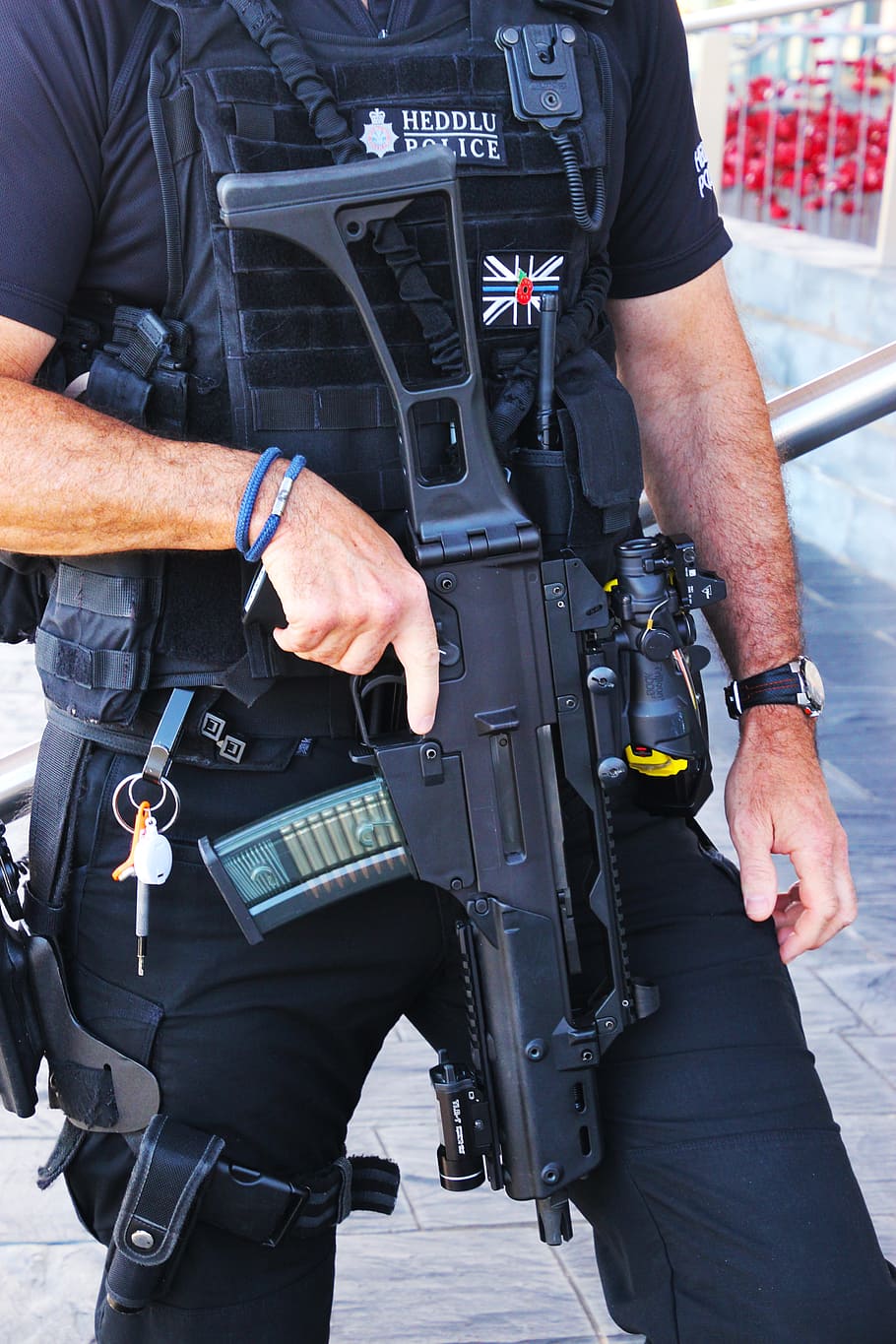 man holding assault rifle, policeman, officer, law, uniform, cop, HD wallpaper