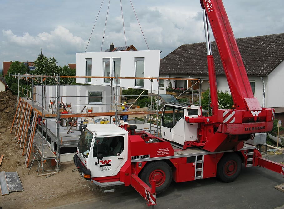 red and white mobile crane fixing house, house construction, new building, HD wallpaper