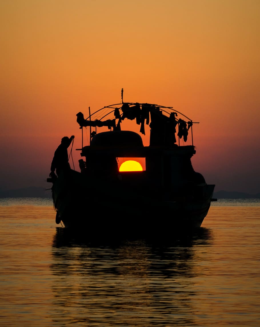 sunset, the boat, man, light, sky, gold, the beach, the sea HD wallpaper