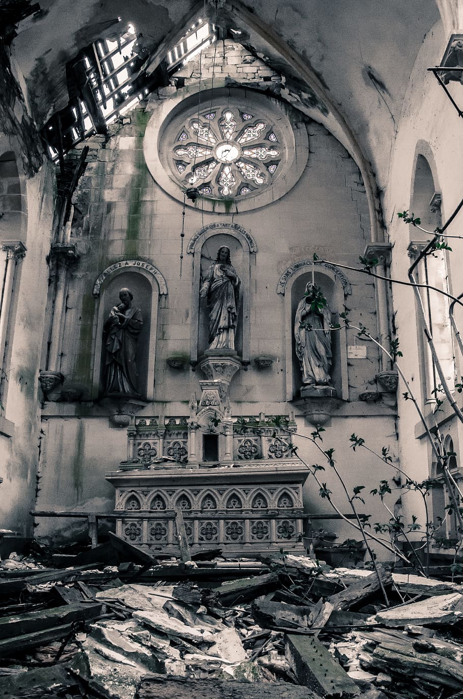 Religious Statue in Greyscale Photo, abandoned, abbey, altar