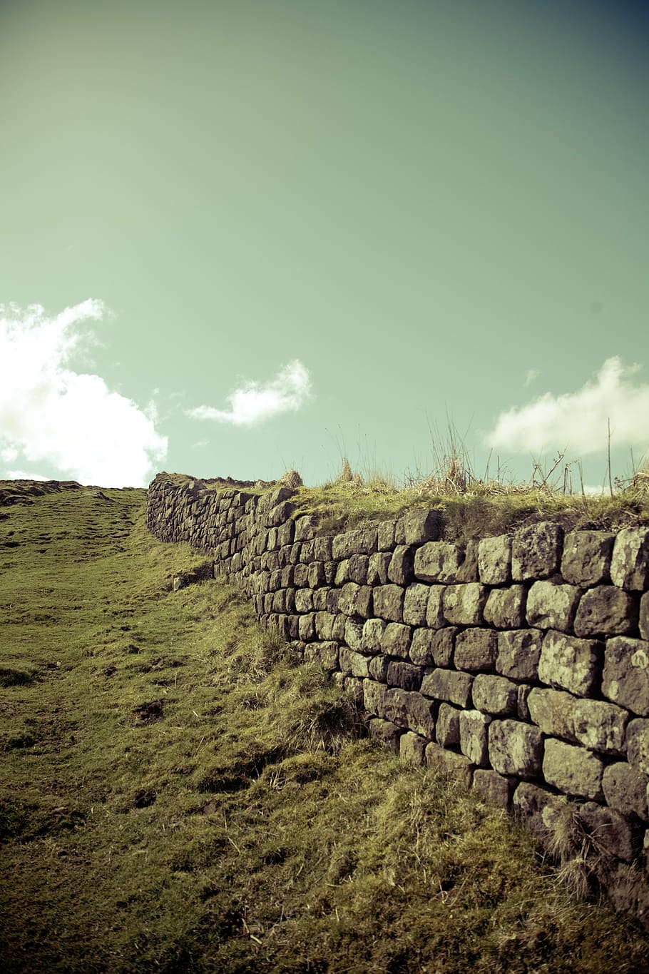 brown concrete wall on grass field, hadrian wall, monument HD wallpaper