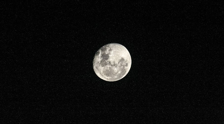 Round space. Бело лунный цвет. Луна на белом фонедщие.