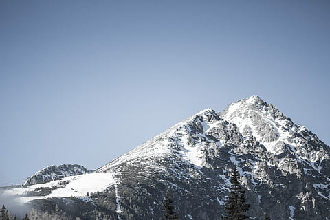 Snowy Mountain with Blue Cloudless Sky, cold, high tatras, minimalism HD wallpaper