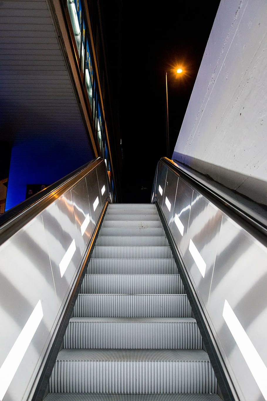 munich, escalator, metro, steps and staircases, illuminated HD wallpaper