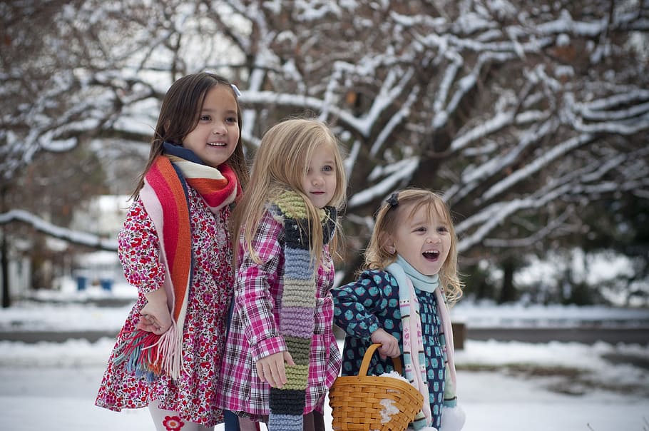 three girls standing near brown tree, scarf, sisters, winter HD wallpaper