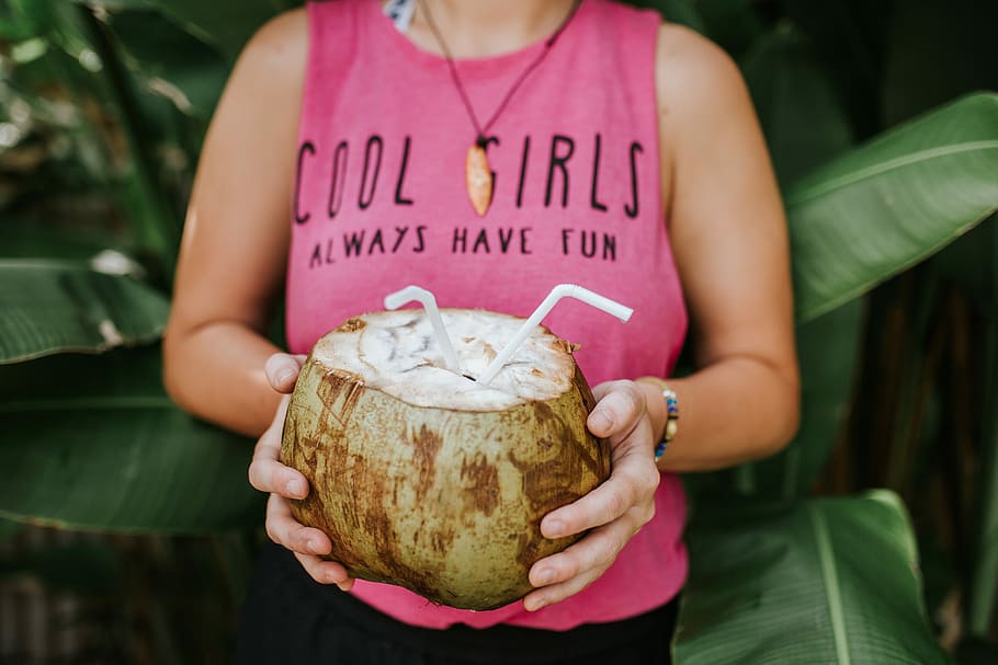 woman holding coconut with straw, woman holding coconut juice, HD wallpaper