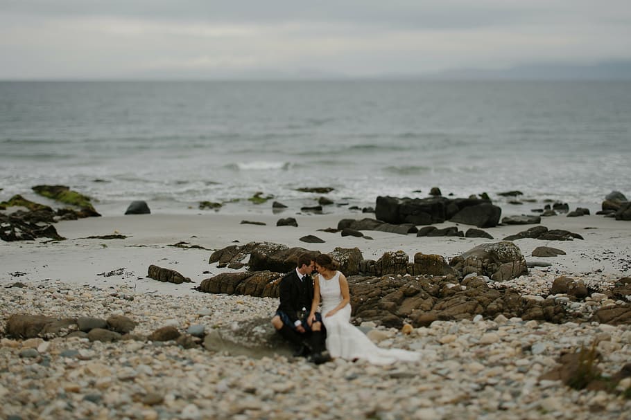 groom and bride on beach, sea, ocean, water, waves, nature, rocks, HD wallpaper