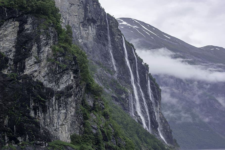 waterfalls through cliffs, top view of mountain waterfalls, tree HD wallpaper