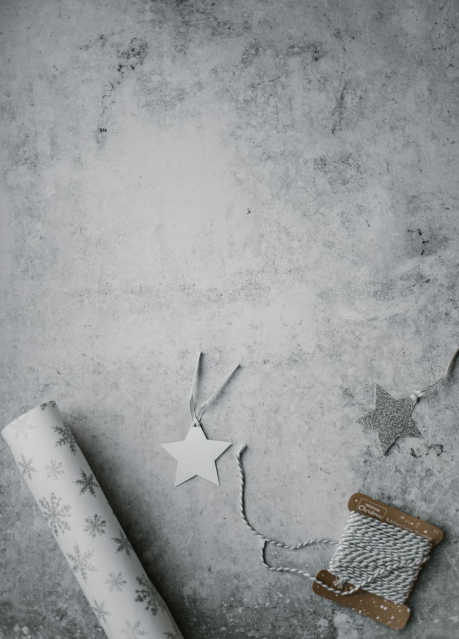 Christmas wrapping paper and gift tags, gray thread beside white paper star HD wallpaper