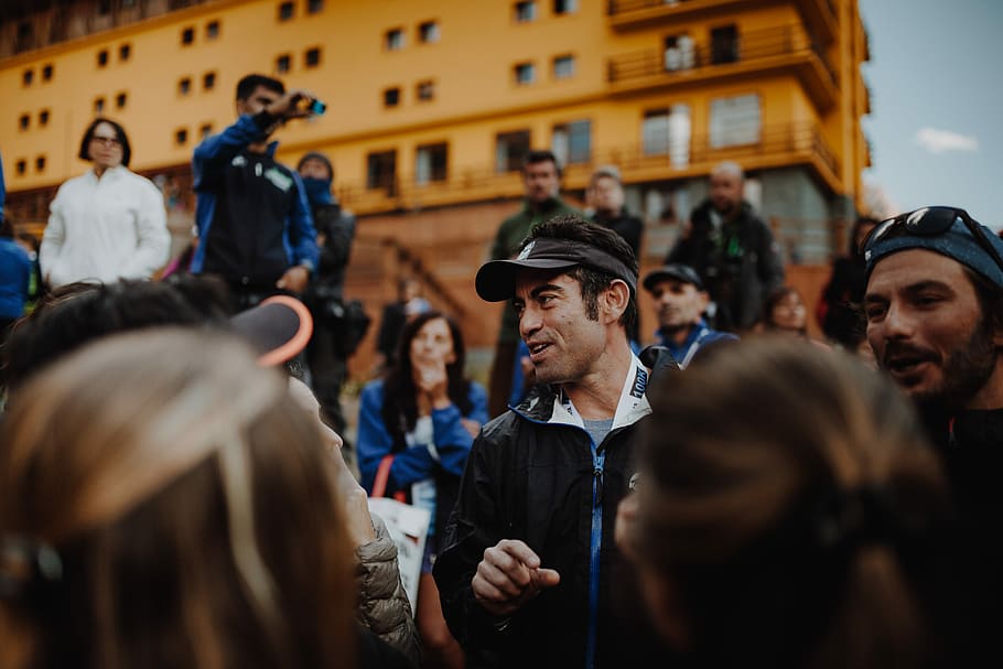 El Origen Aconcagua - Portillo 2018 Champion, man wearing cap and crowd gathering HD wallpaper