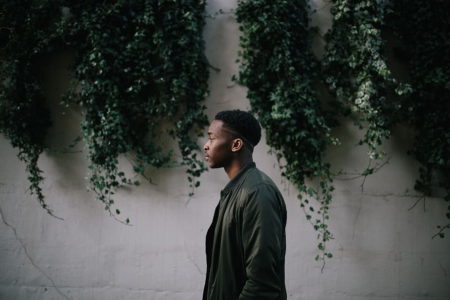 man wearing black leather jacket during daytime, wall, vine HD wallpaper