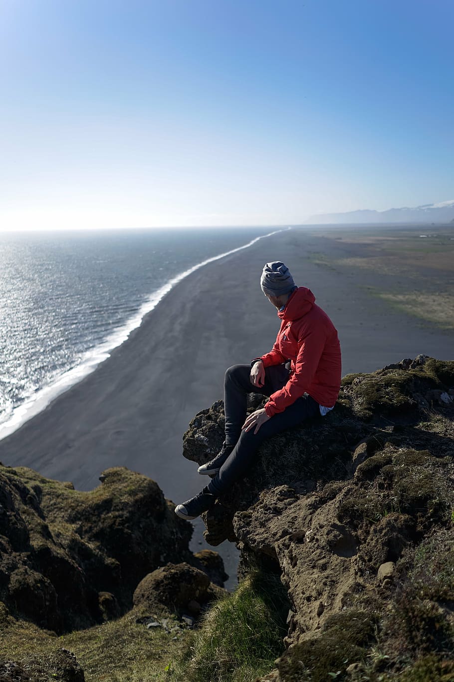 man sitting on cliff, people, rocks, mountain, mountaineer HD wallpaper