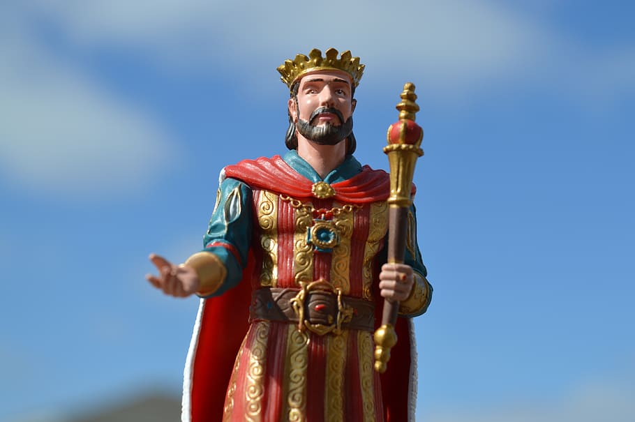 selective focus photo of man wearing crown figurine, king, ruler HD wallpaper