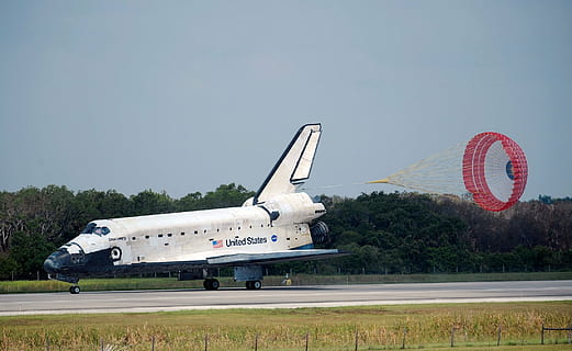 white airplane on ground, space shuttle, discovery, landing HD wallpaper