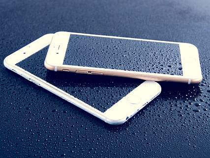 two assorted-color iPhones on black surface, ios, apple, 6s HD wallpaper