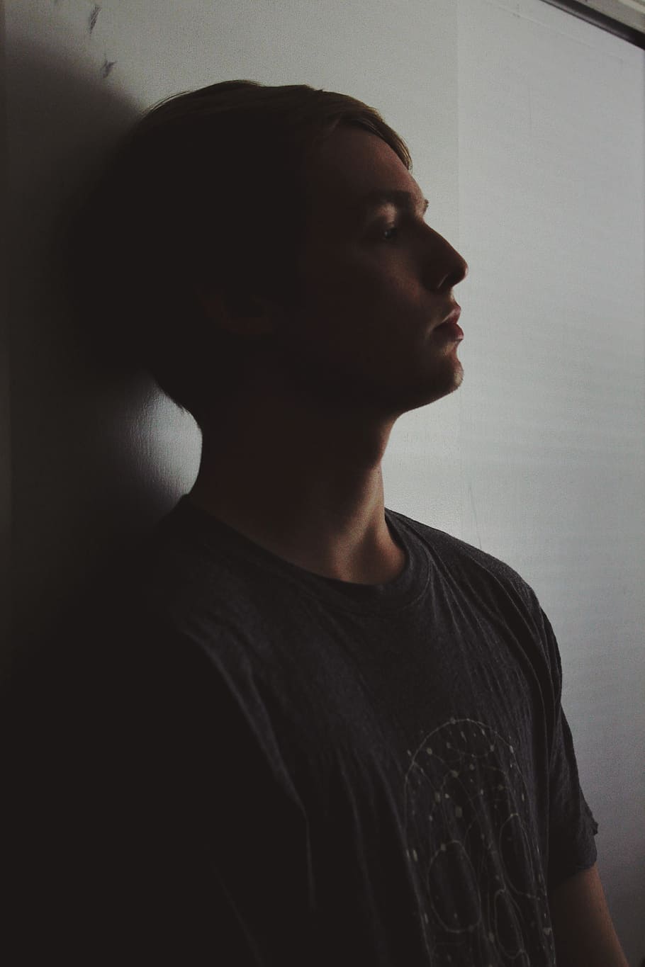 man leaning in white wall, solemn, pensive, upset, doubt, depressed HD wallpaper