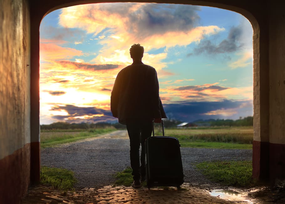 man holding luggage photo, man walking while holding luggage bag, HD wallpaper