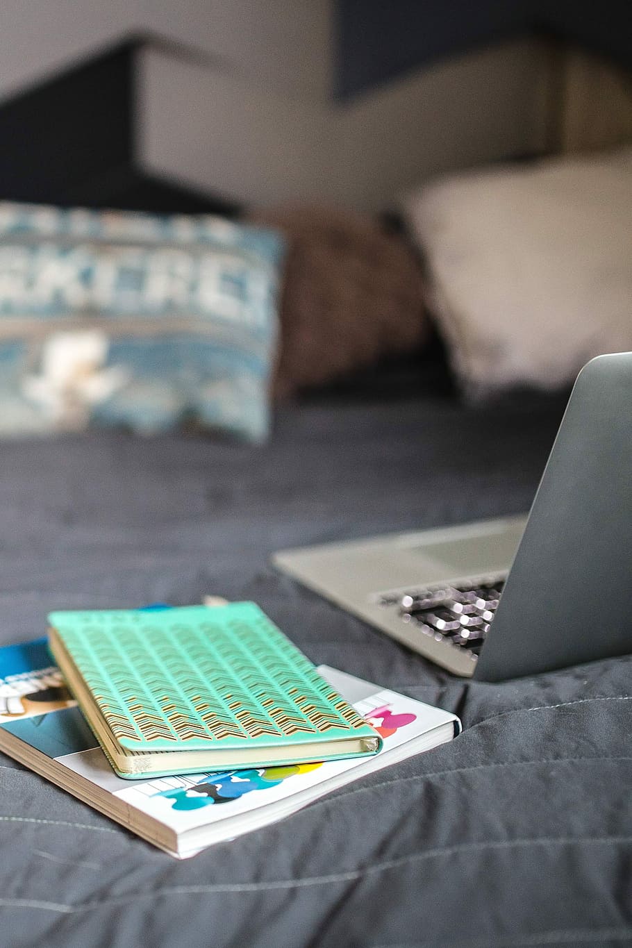 Laptop with books on a bed, computer, notebook, pillows, sheets HD wallpaper
