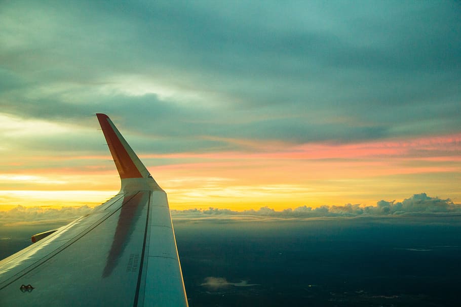 Flight high. Восход солнца с самолета фото. Восход солнца Крылья самолета. Рассвет в аэропорту. Посадка в лучах солнца самолета.