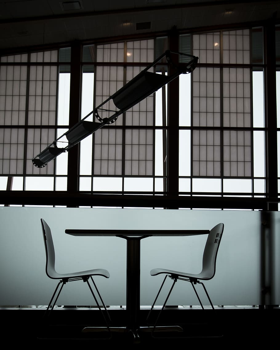 table between two chairs, empty two chairs with table inside room photo HD wallpaper