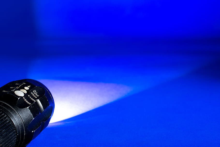 black flashlight on floor, light cone, glow, blue, technology HD wallpaper
