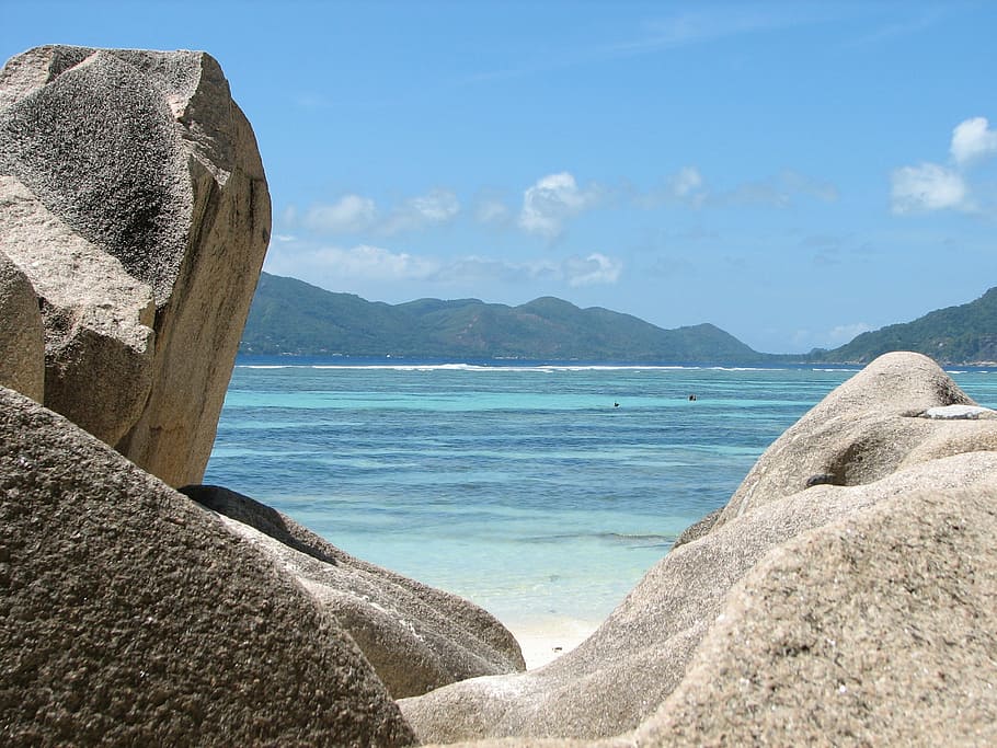 bod of water near mountains curing daytime, seychelles, ocean HD wallpaper